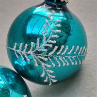 turkisblå glas julekugler med grangrene på i sølvglitter. gammelt julepynt til juletræet